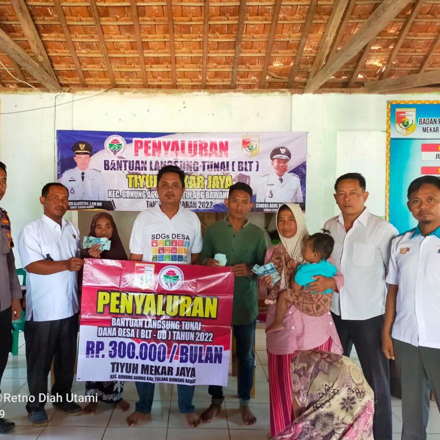 Penyaluran Bantuan Langsung Tunai DD di Tiyuh Mekar Jaya